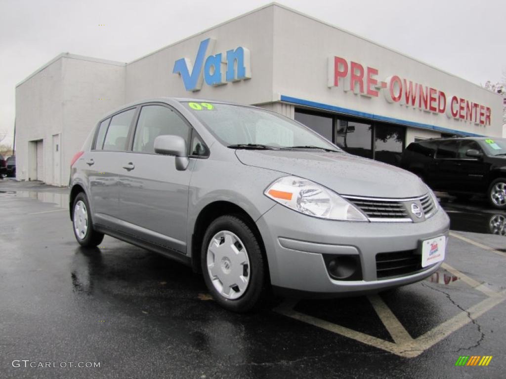 2009 Versa 1.8 S Hatchback - Magnetic Gray / Charcoal photo #1