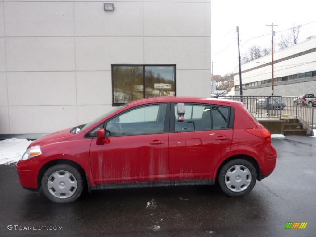 2008 Versa 1.8 S Hatchback - Red Alert / Charcoal photo #1