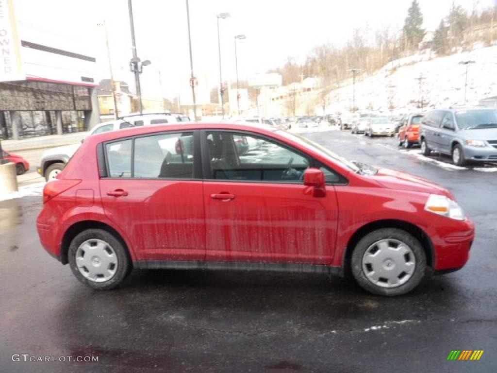 2008 Versa 1.8 S Hatchback - Red Alert / Charcoal photo #5