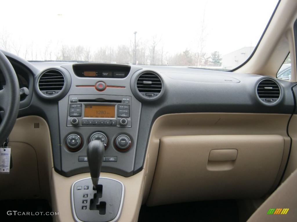2010 Kia Rondo LX Dashboard Photos
