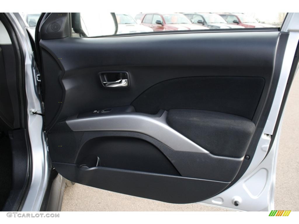 2009 Mitsubishi Outlander ES 4WD Black Door Panel Photo #42195899