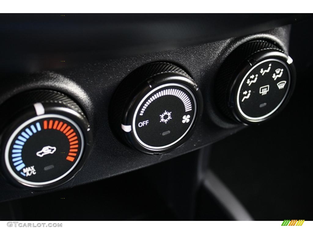 2009 Mitsubishi Outlander ES 4WD Controls Photo #42196035