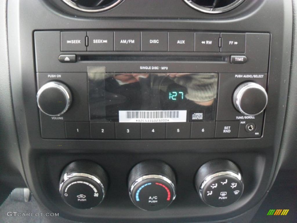 2011 Jeep Patriot Latitude Controls Photo #42196675