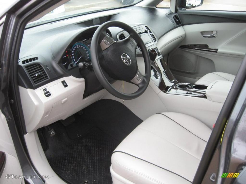 Gray Interior 2010 Toyota Venza I4 Photo #42201535