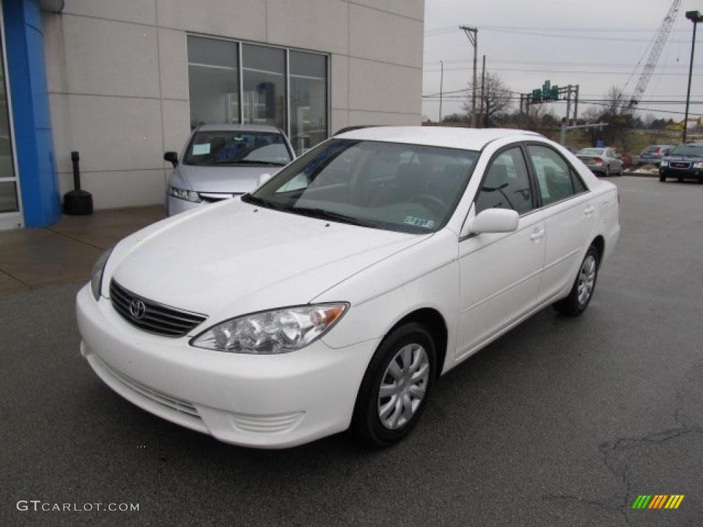 2006 Camry LE - Super White / Taupe photo #2