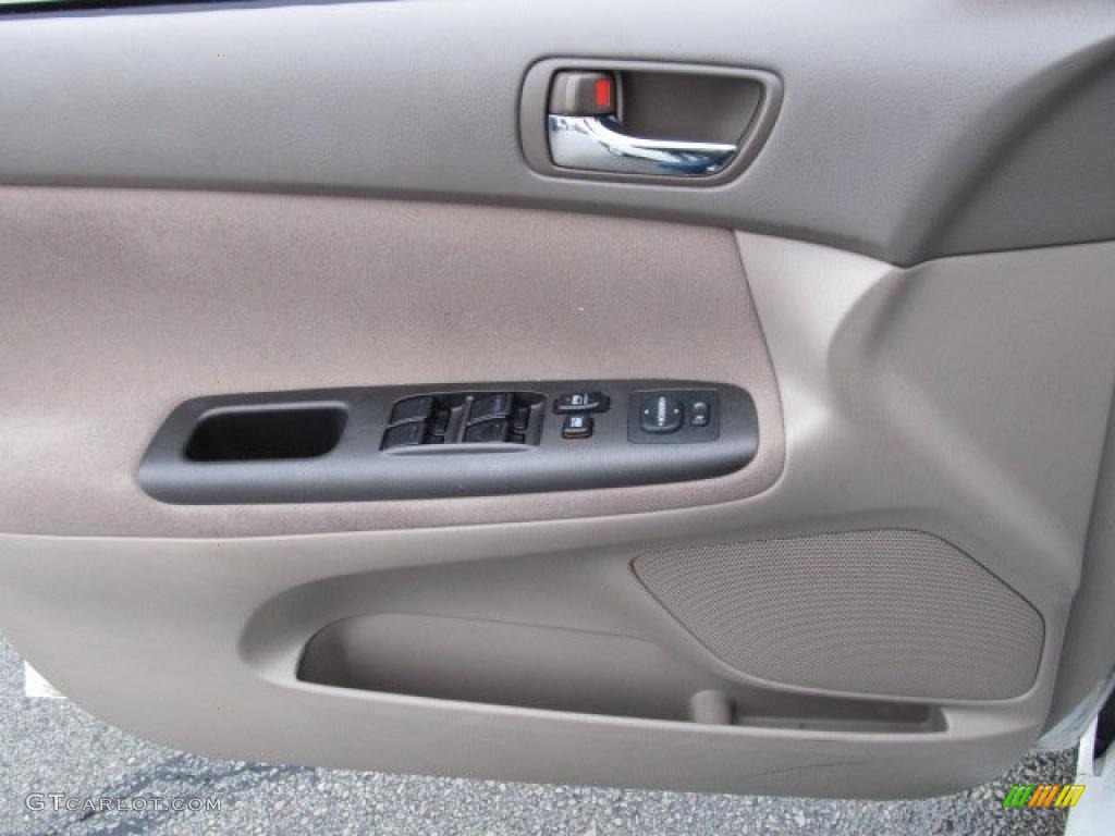 2006 Camry LE - Super White / Taupe photo #9