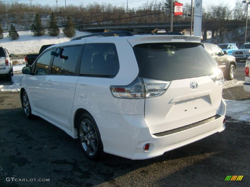 2011 Sienna SE - Super White / Dark Charcoal photo #4
