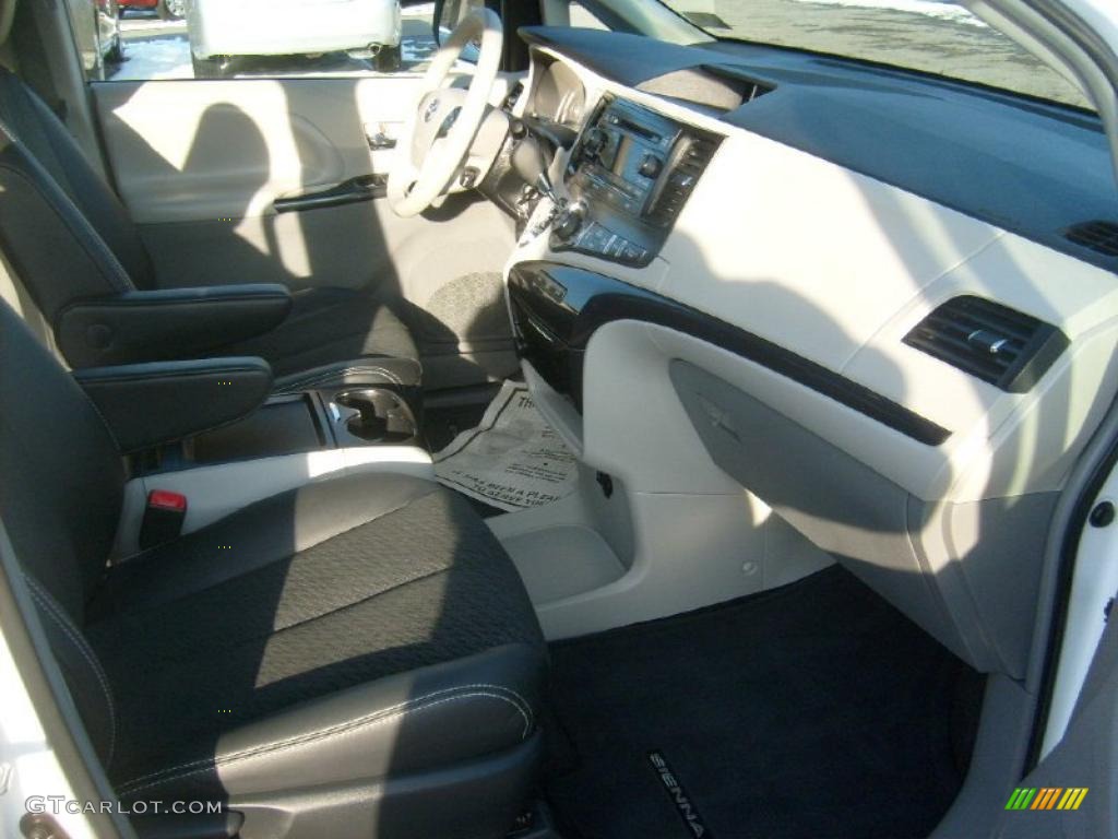 2011 Sienna SE - Super White / Dark Charcoal photo #8