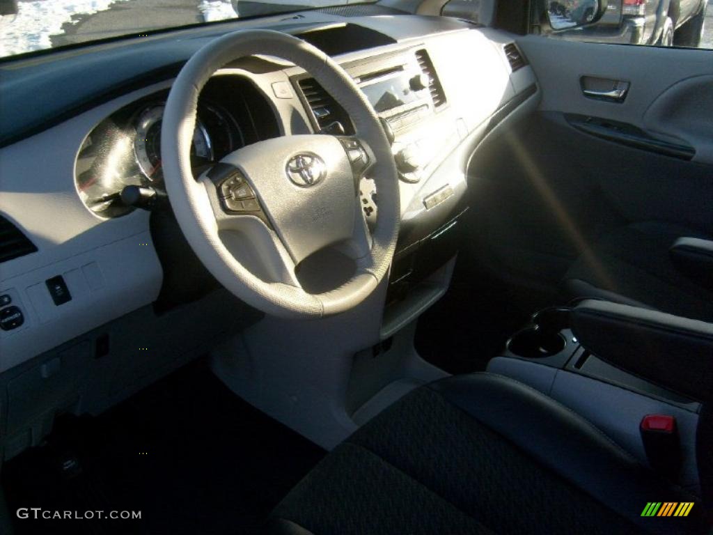 2011 Sienna SE - Super White / Dark Charcoal photo #10