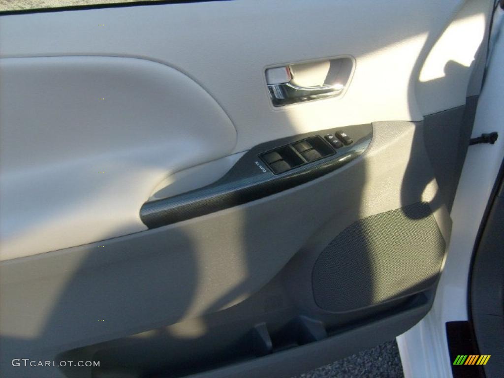 2011 Sienna SE - Super White / Dark Charcoal photo #11