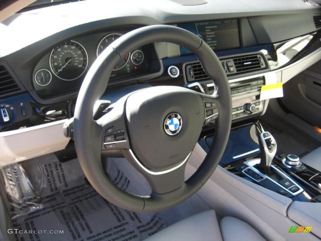 2011 BMW 5 Series 550i Sedan Everest Gray Steering Wheel Photo #42222612