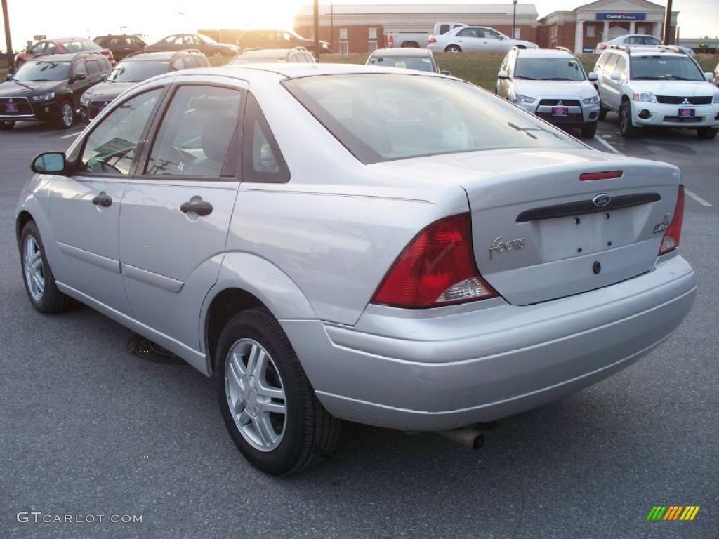 2003 Focus SE Sedan - CD Silver Metallic / Medium Graphite photo #3