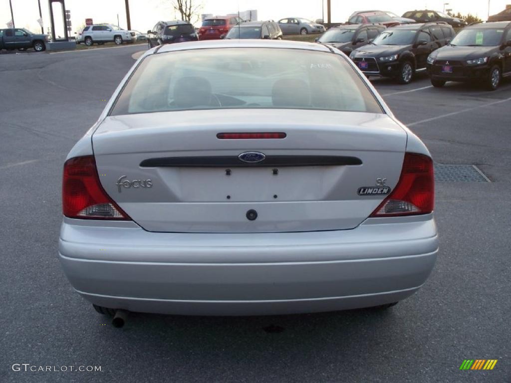 2003 Focus SE Sedan - CD Silver Metallic / Medium Graphite photo #4