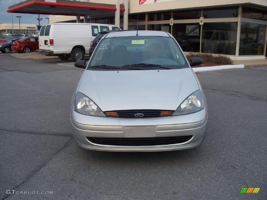 2003 Focus SE Sedan - CD Silver Metallic / Medium Graphite photo #8