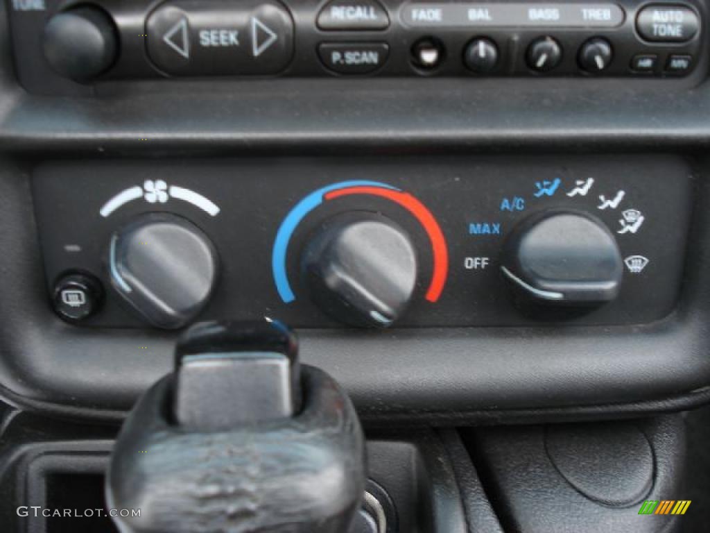 2001 Chevrolet Camaro Coupe Controls Photo #42245151