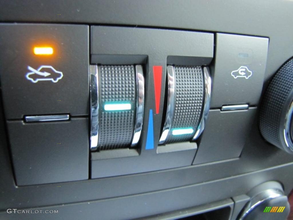 2011 Chevrolet Avalanche LS Controls Photo #42249206