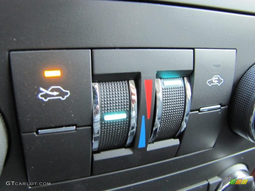 2011 Chevrolet Avalanche LS Controls Photos