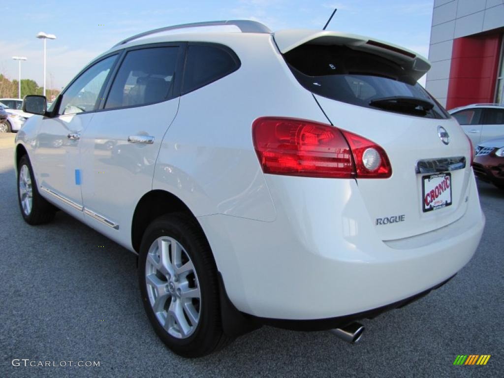 2011 Rogue SV - Pearl White / Gray photo #3