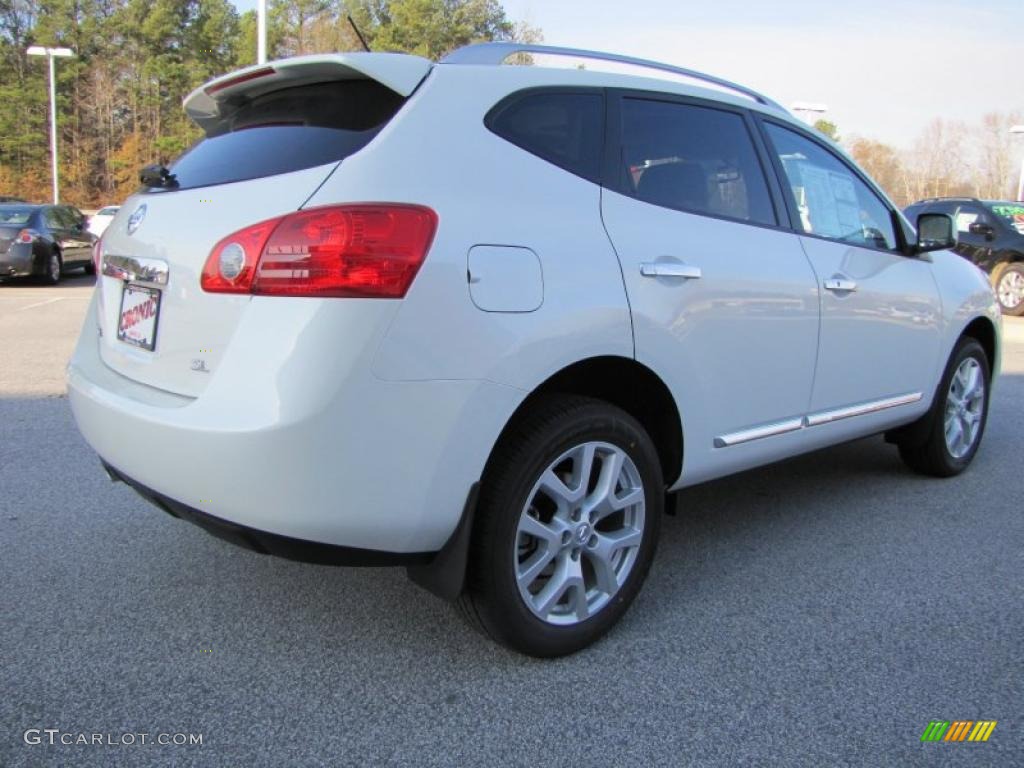 2011 Rogue SV - Pearl White / Gray photo #5