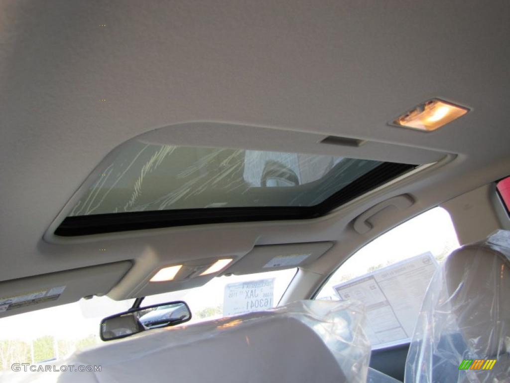 2011 Rogue SV - Pearl White / Gray photo #13