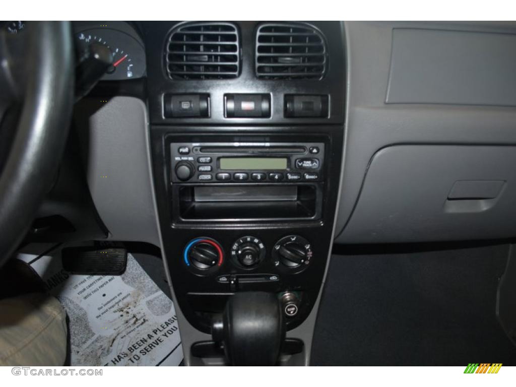 2002 Rio Sedan - Polar White / Gray photo #29