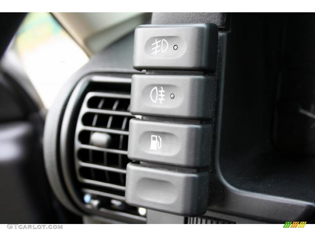 2003 Land Rover Discovery SE Controls Photo #42279407