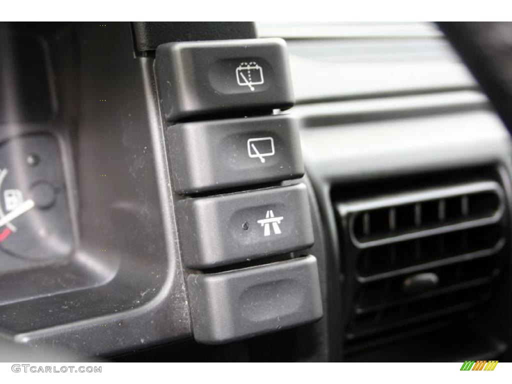 2003 Land Rover Discovery SE Controls Photo #42279412