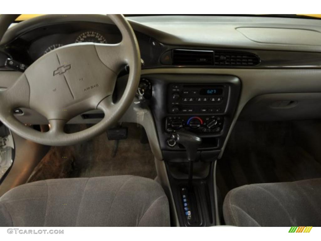 2003 Malibu Sedan - Summit White / Gray photo #5