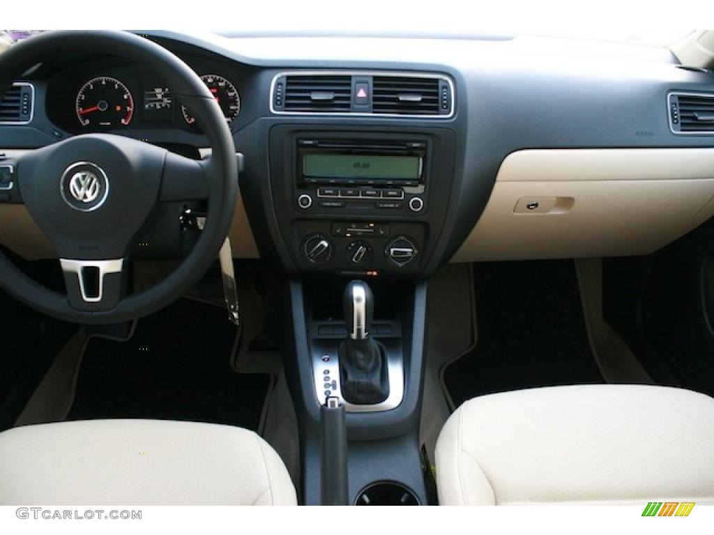 2011 Volkswagen Jetta SE Sedan Cornsilk Beige Dashboard Photo #42291923