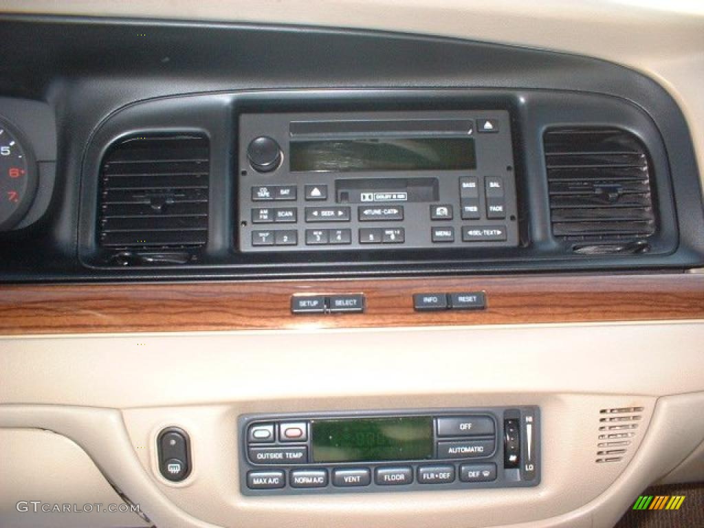 2006 Ford Crown Victoria LX Controls Photo #42310076