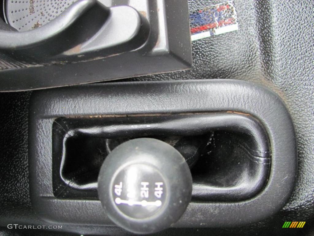 2004 Dodge Ram 2500 ST Regular Cab 4x4 Controls Photo #42319735