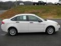 White Suede - Focus SE Sedan Photo No. 5