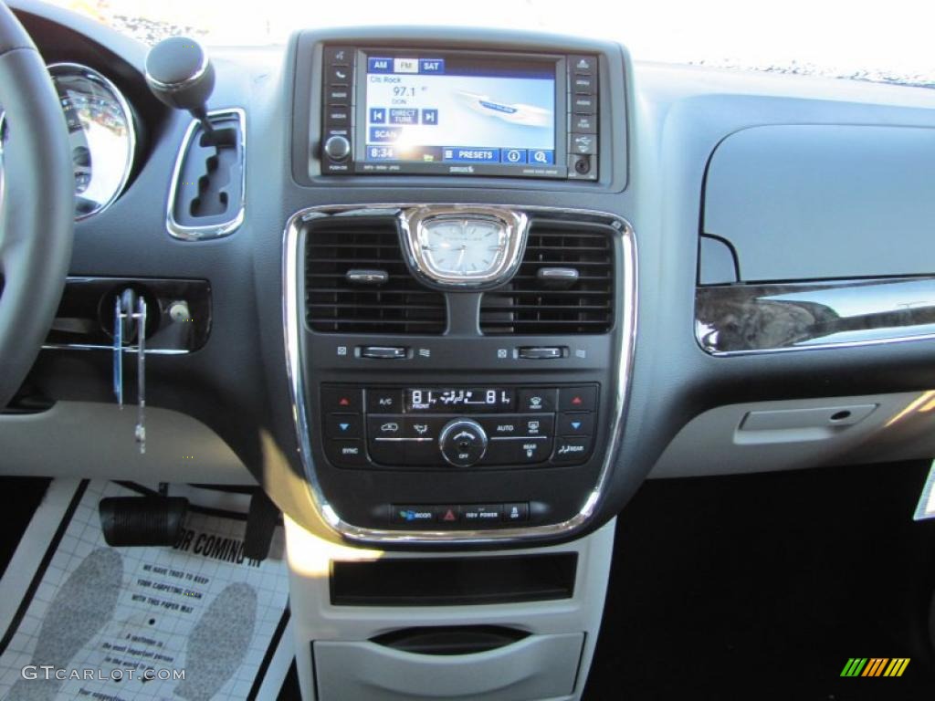 2011 Town & Country Touring - Blackberry Pearl / Black/Light Graystone photo #11