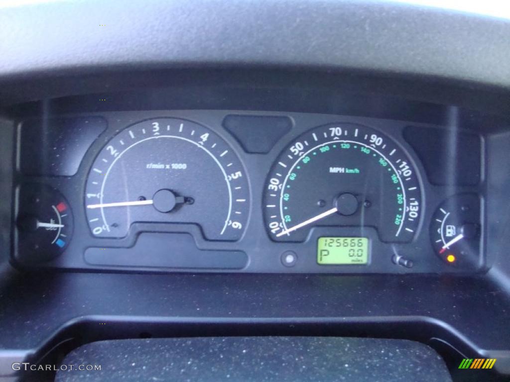 2003 Land Rover Discovery SE Gauges Photo #42339576