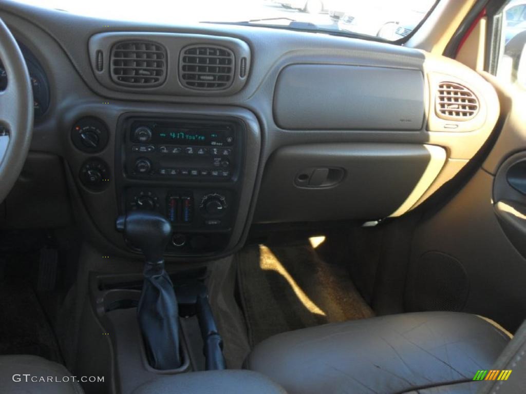 2002 TrailBlazer LS 4x4 - Victory Red / Medium Oak photo #16