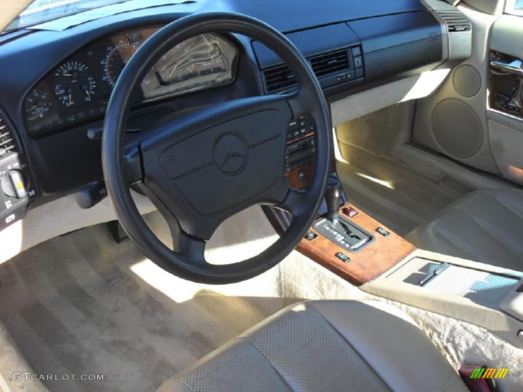 Parchment Beige Interior 1995 Mercedes-Benz SL 320 Roadster Photo #42345692