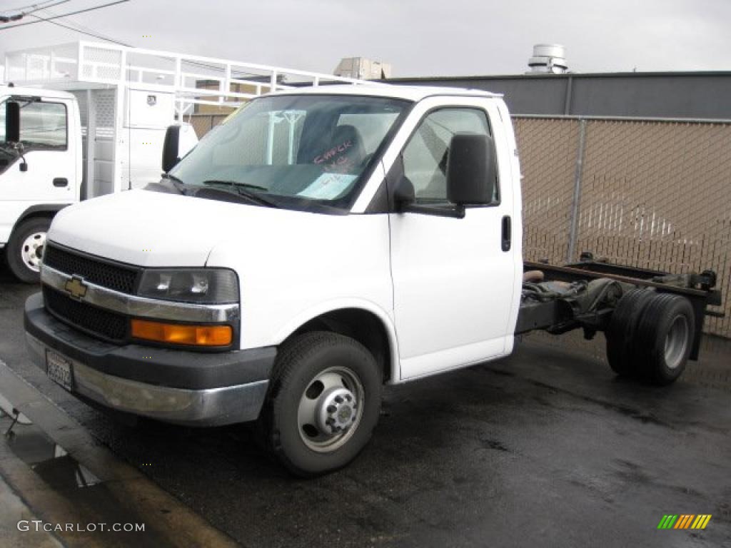 2006 Express 3500 Cutaway Chassis - Summit White / Medium Dark Pewter photo #3