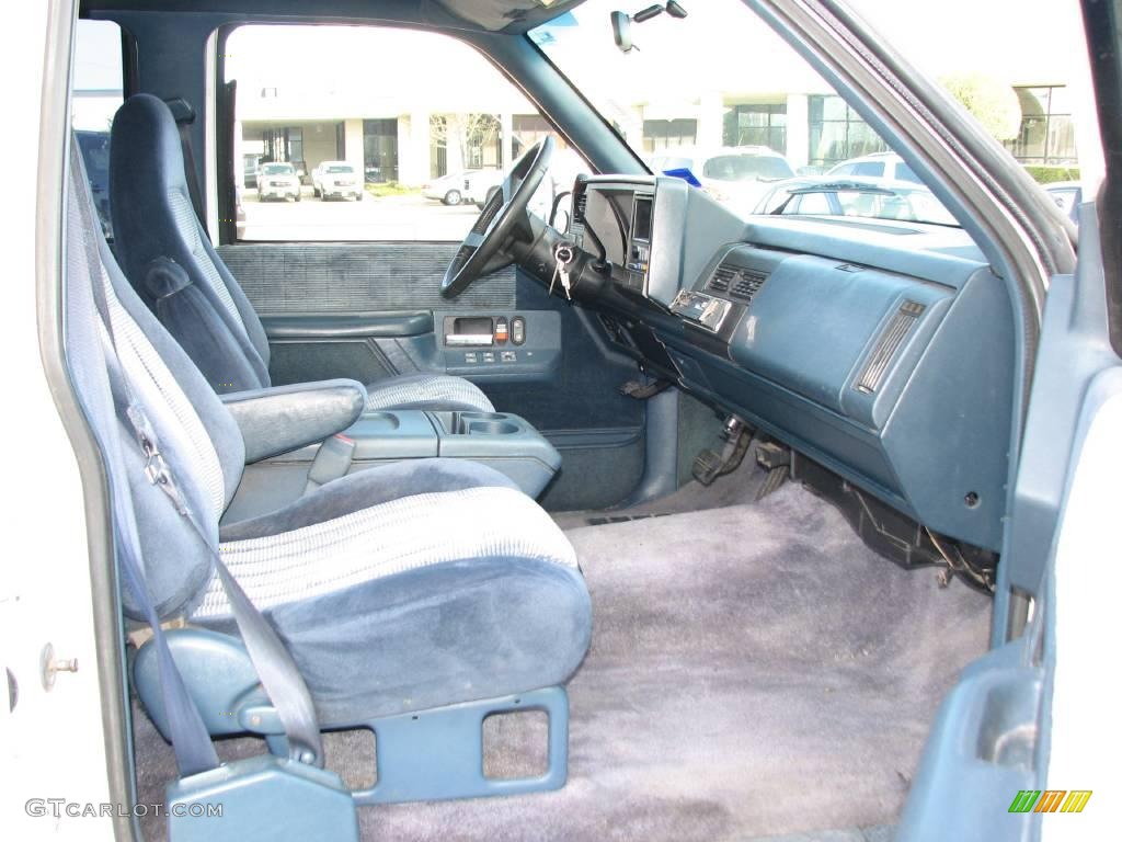 1994 Suburban C2500 - White / Denim Blue photo #10