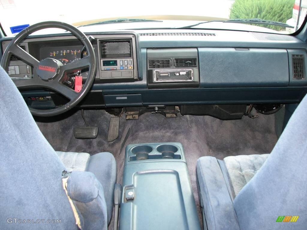 1994 Suburban C2500 - White / Denim Blue photo #15