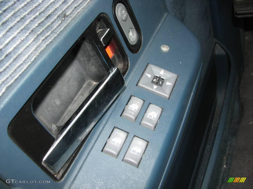 1994 Suburban C2500 - White / Denim Blue photo #17