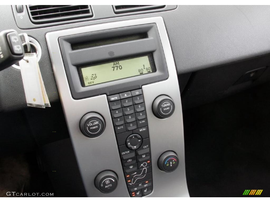 2005 Volvo V50 T5 AWD Controls Photo #42355813