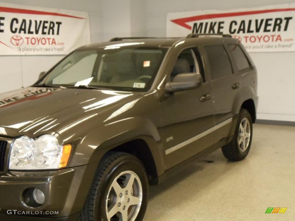 2006 Grand Cherokee Laredo - Dark Khaki Pearl / Khaki photo #7