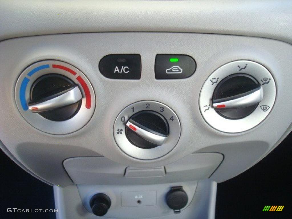 2009 Hyundai Accent GS 3 Door Controls Photo #42380347