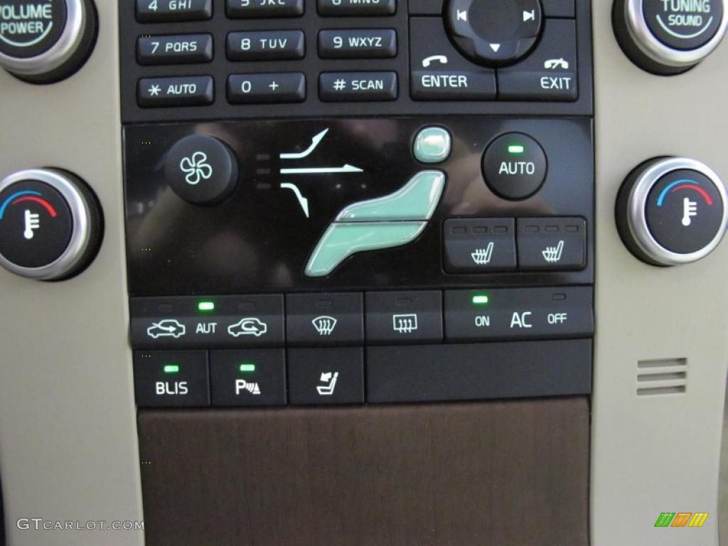 2011 Volvo XC70 3.2 Controls Photos
