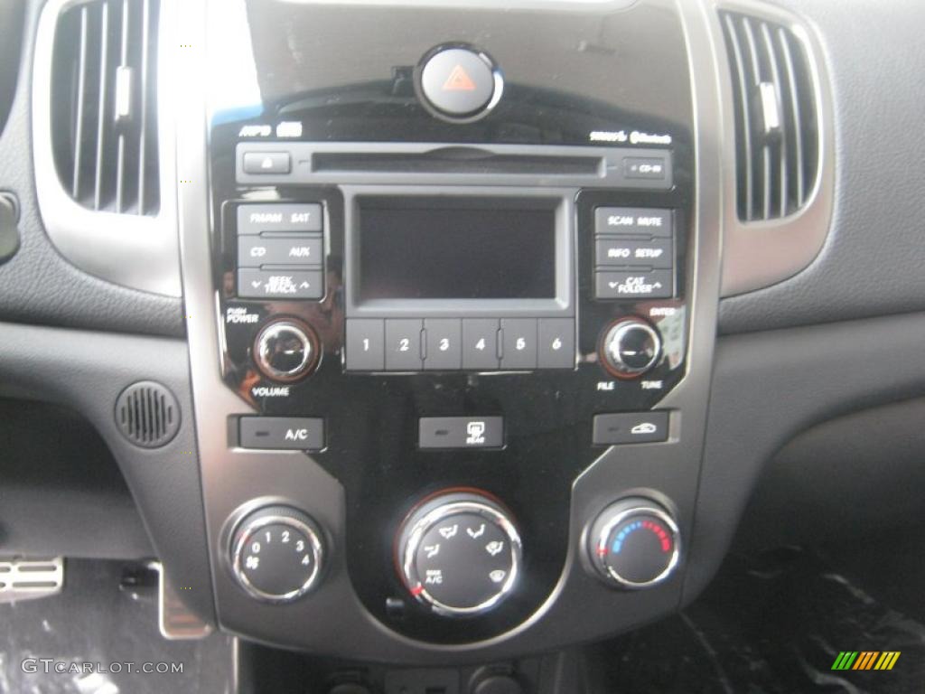 2011 Kia Forte Koup SX Controls Photo #42392187