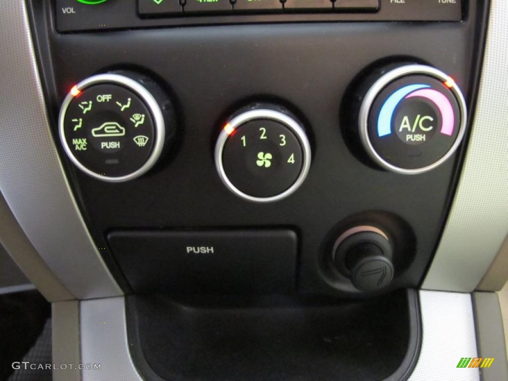 2008 Hyundai Tucson SE Controls Photo #42393647