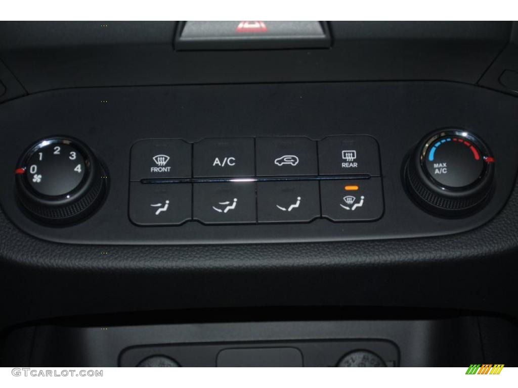 2011 Kia Sportage LX AWD Controls Photo #42397043