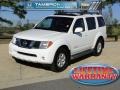 Avalanche White - Pathfinder LE 4x4 Photo No. 1
