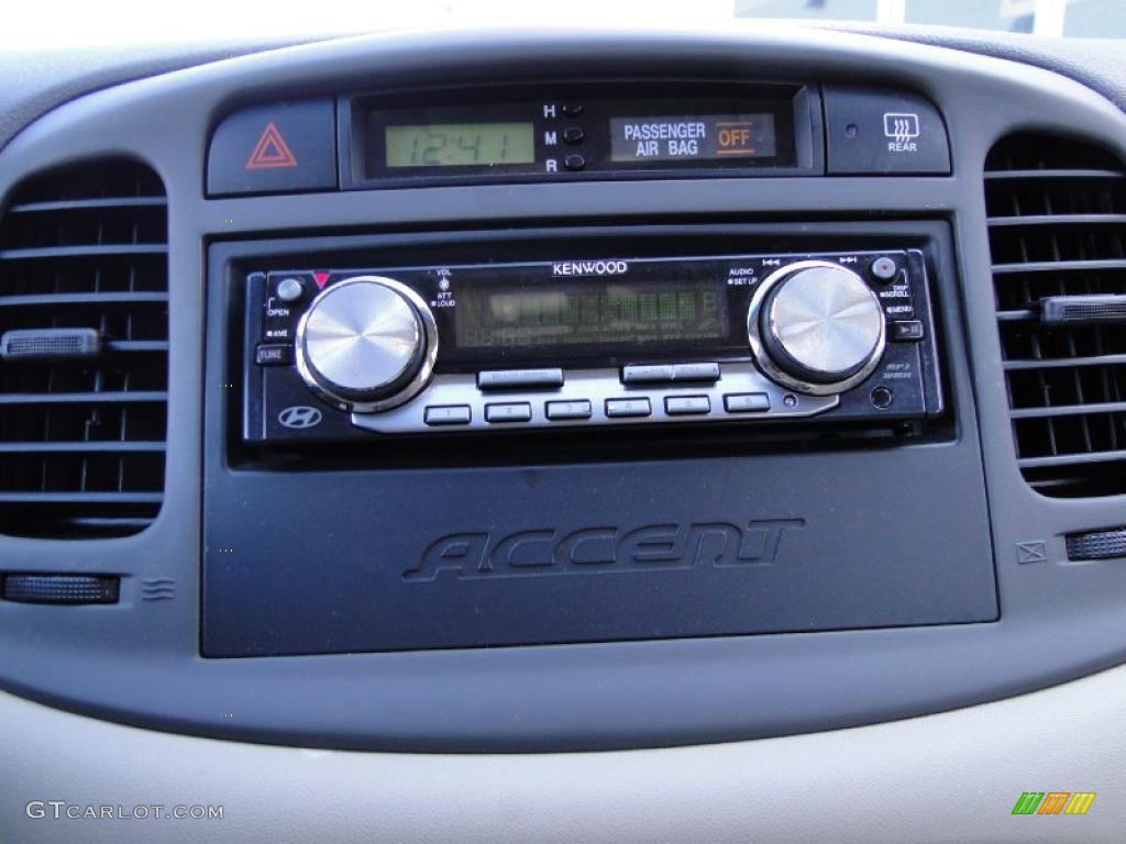 2009 Hyundai Accent GLS 4 Door Controls Photo #42405699