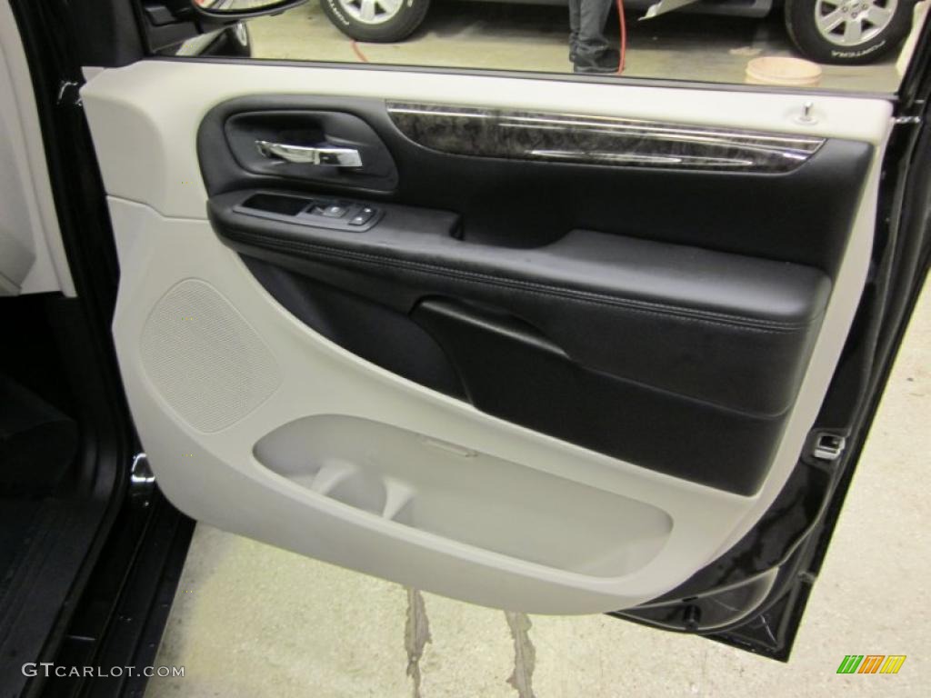 2011 Grand Caravan Crew - Brilliant Black Crystal Pearl / Black/Light Graystone photo #20